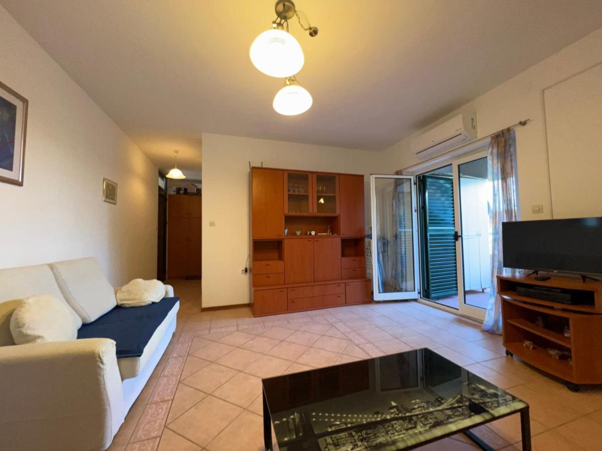 Apartment Luka Novalja Buitenkant foto
